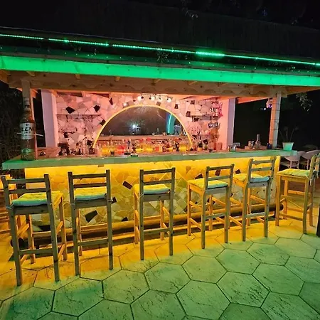 Citrus With Outdoor Bar Holiday home